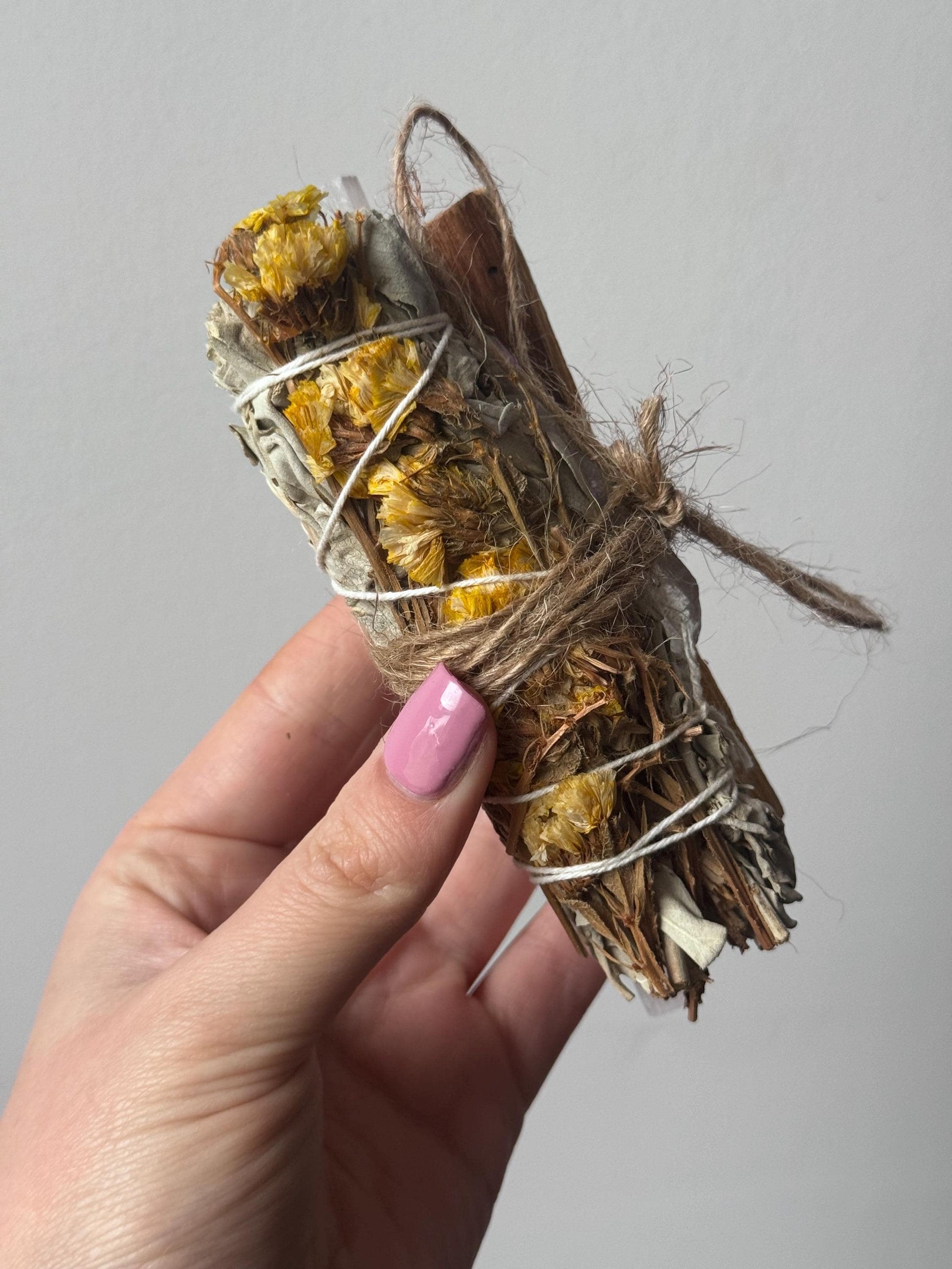 Insence Bundle Yellow Sinuata White Sage Palo Santo Stick Selenite Wand & Clear Quartz Bundle Gift