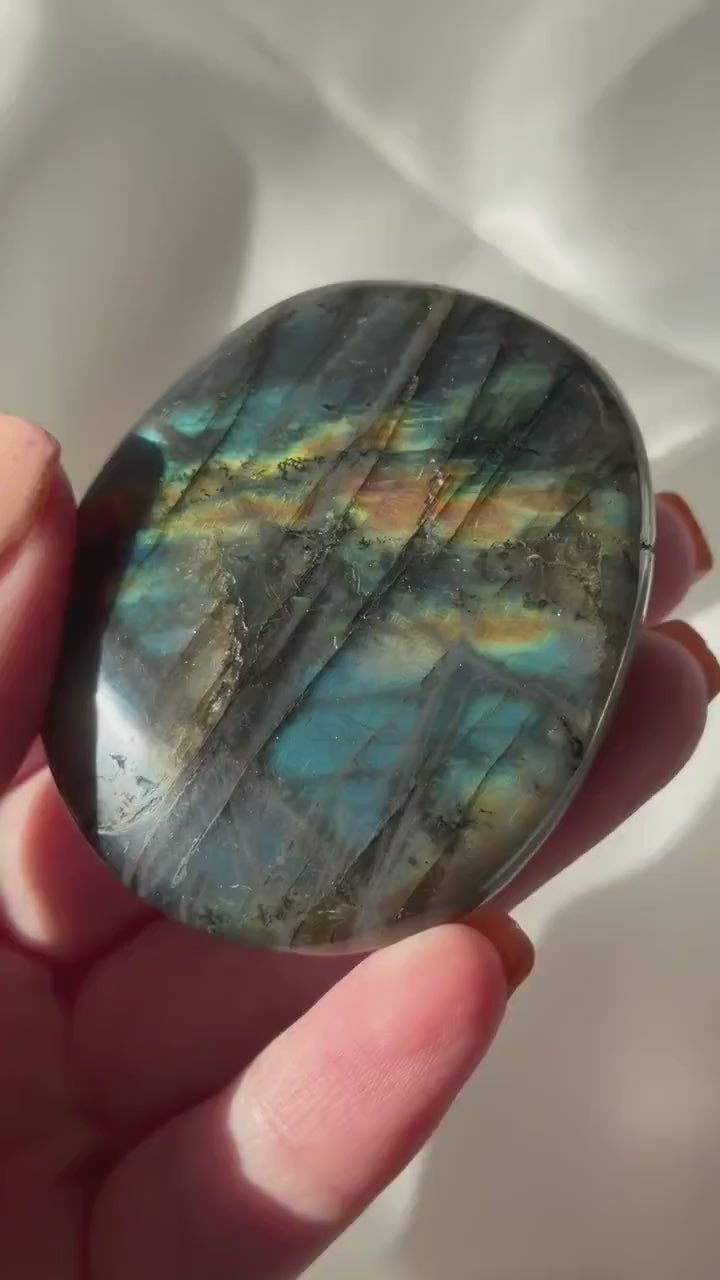 Flashy Labradorite Palm Stone | Madagascar Labradorite Crystal | Polished Palmstone | Flashing Healing Crystal | Meditation Gift | Protectio